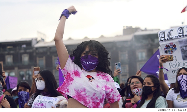 Joven en la marcha feminista del 8M en la Ciudad de México