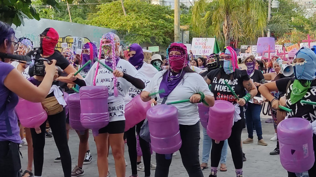 Con colores morados y negro, grupos feministas pidieron un alto a la violencia