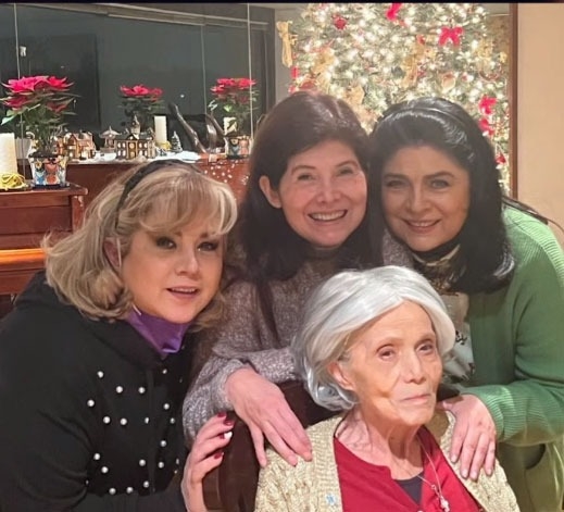 Victoria, Marcela y Gabriela junto a su madre