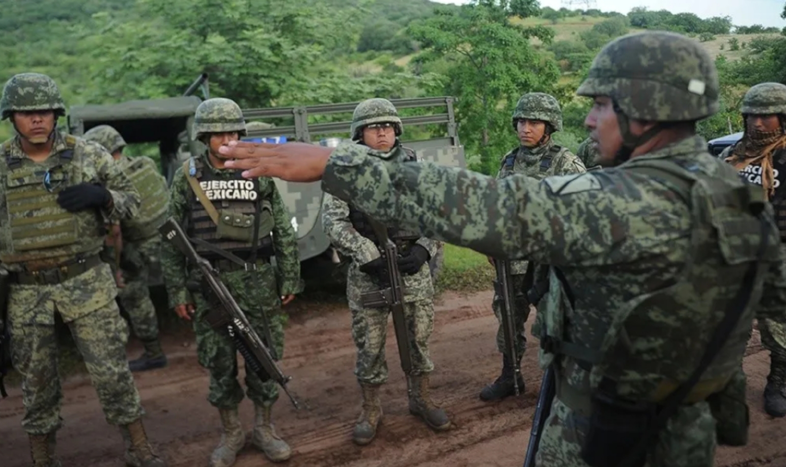 Sedena asegura equipo táctico junto a varias armas y municiones en Tamaulipas