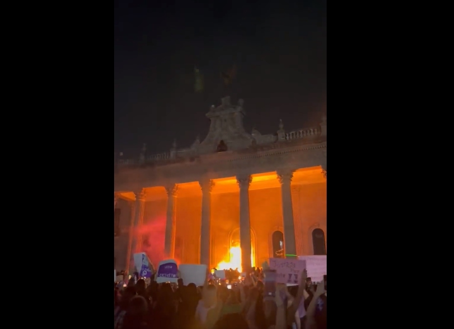 Puertas del palacio de gobierno de Monterrey fueron quemadas