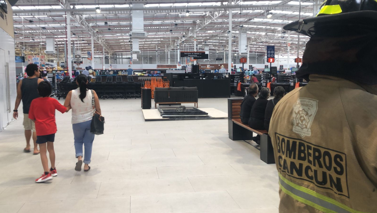 Desalojan a 220 personas por incendio en Chedraui Kabah de Cancún