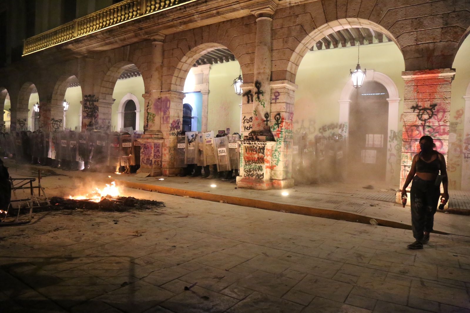 Feministas realizaron pintas en el Palacio de Gobierno en Mérida
