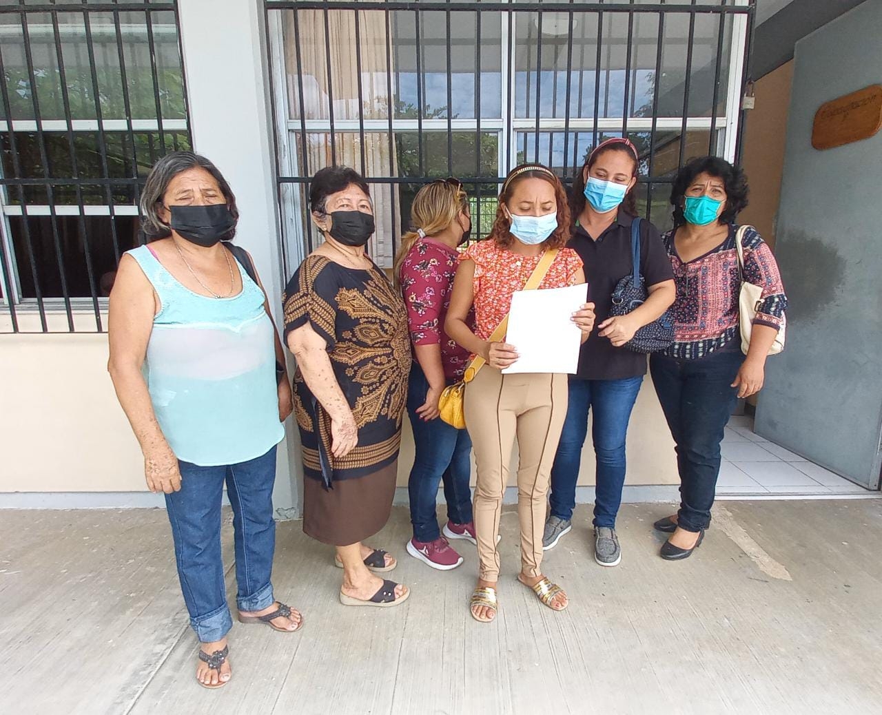 Madres de Campeche protestan por retiro de maestros de Usaer en una escuela