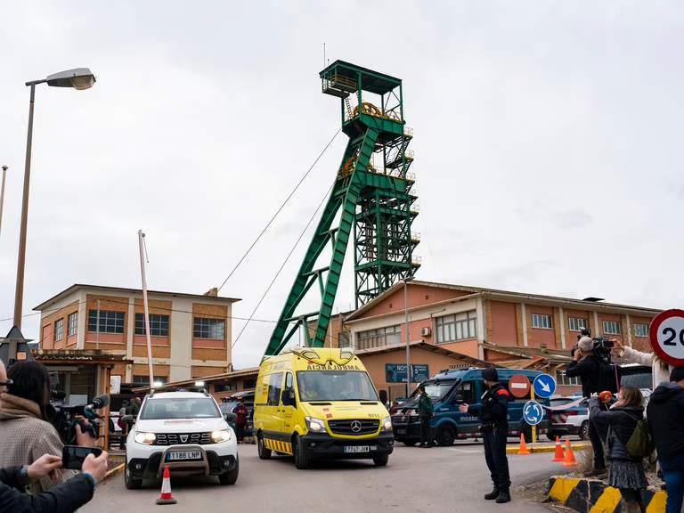 Los cuerpos de rescate continúan en proceso de sacar los tres cuerpos en Suria