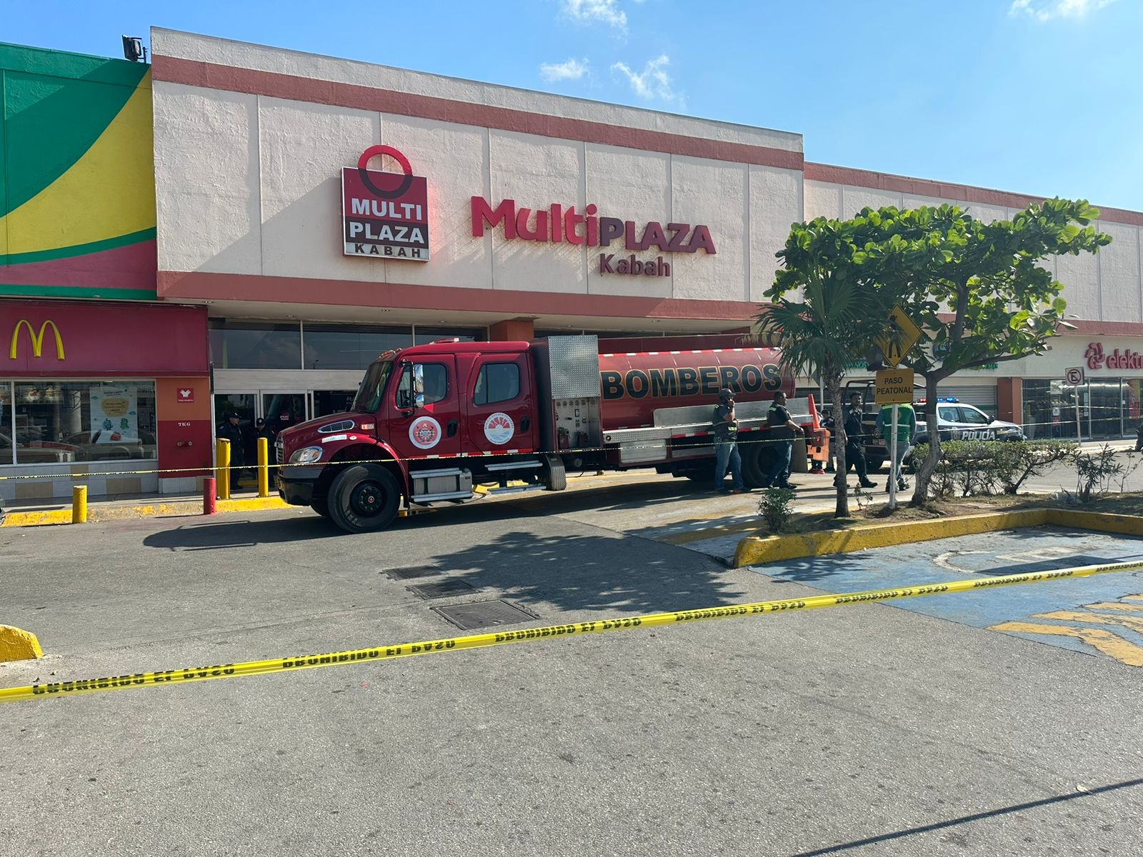 Reportan incendio en un local de la multiplaza Kaba en Cancún: EN VIVO