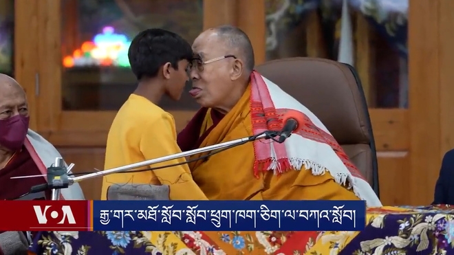 Dalai Lama se disculpa por pedirle a un niño que le chupara la lengua