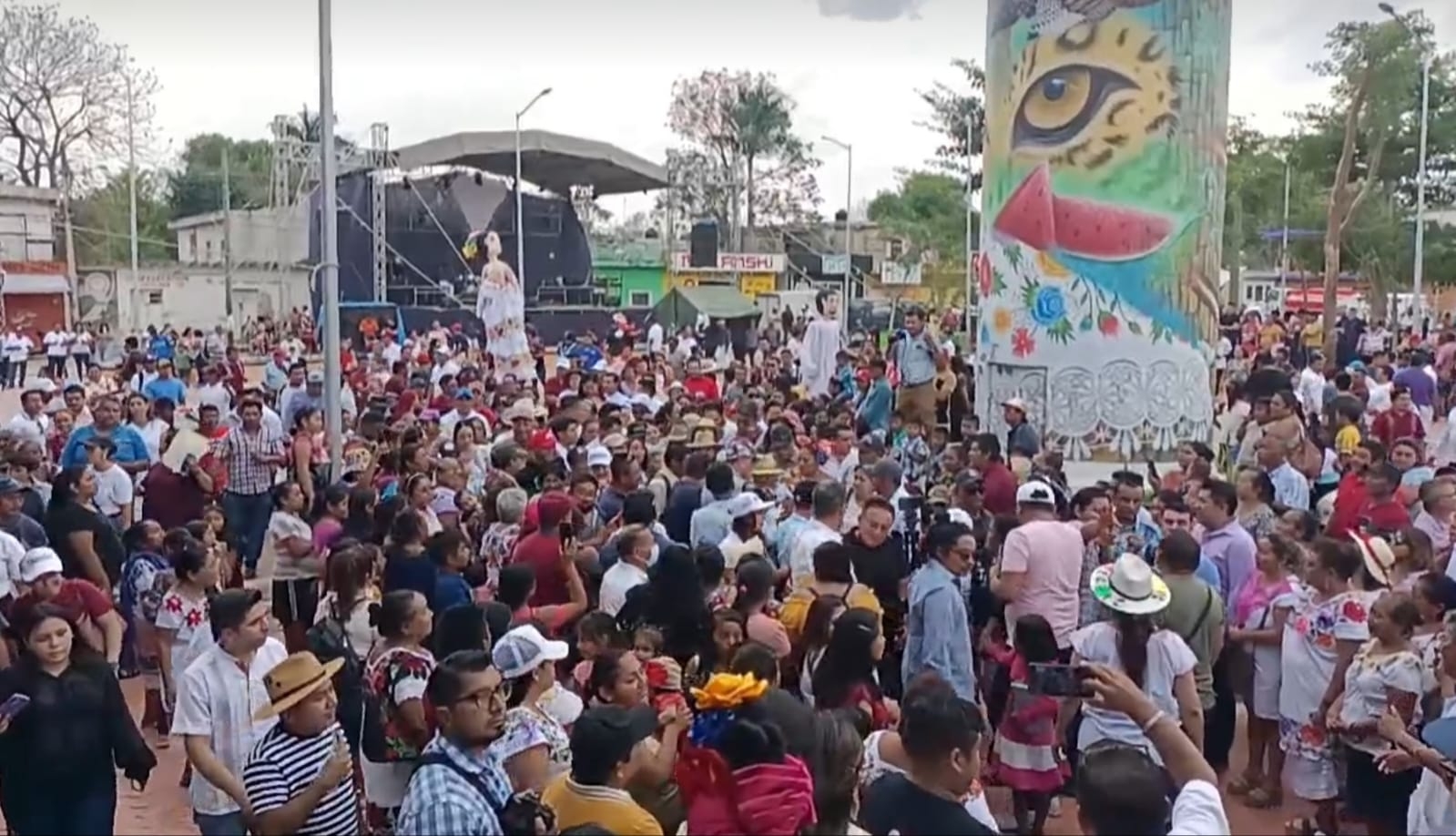 En el lugar se vio la presencia de muchos trabajadores del ayuntamiento fungiendo como porras en el evento