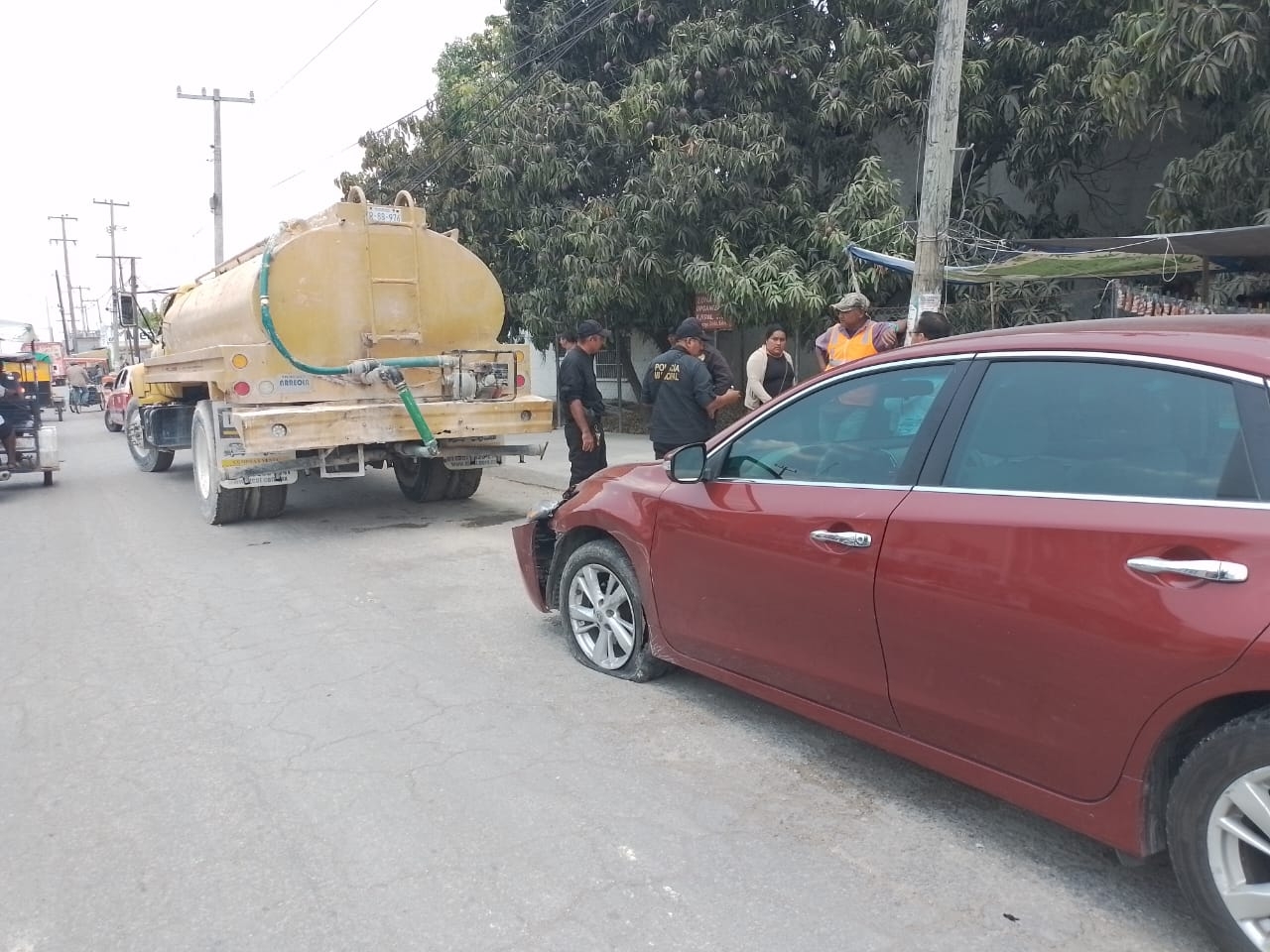 Conductor de una pipa causa daños a un auto en Escárcega