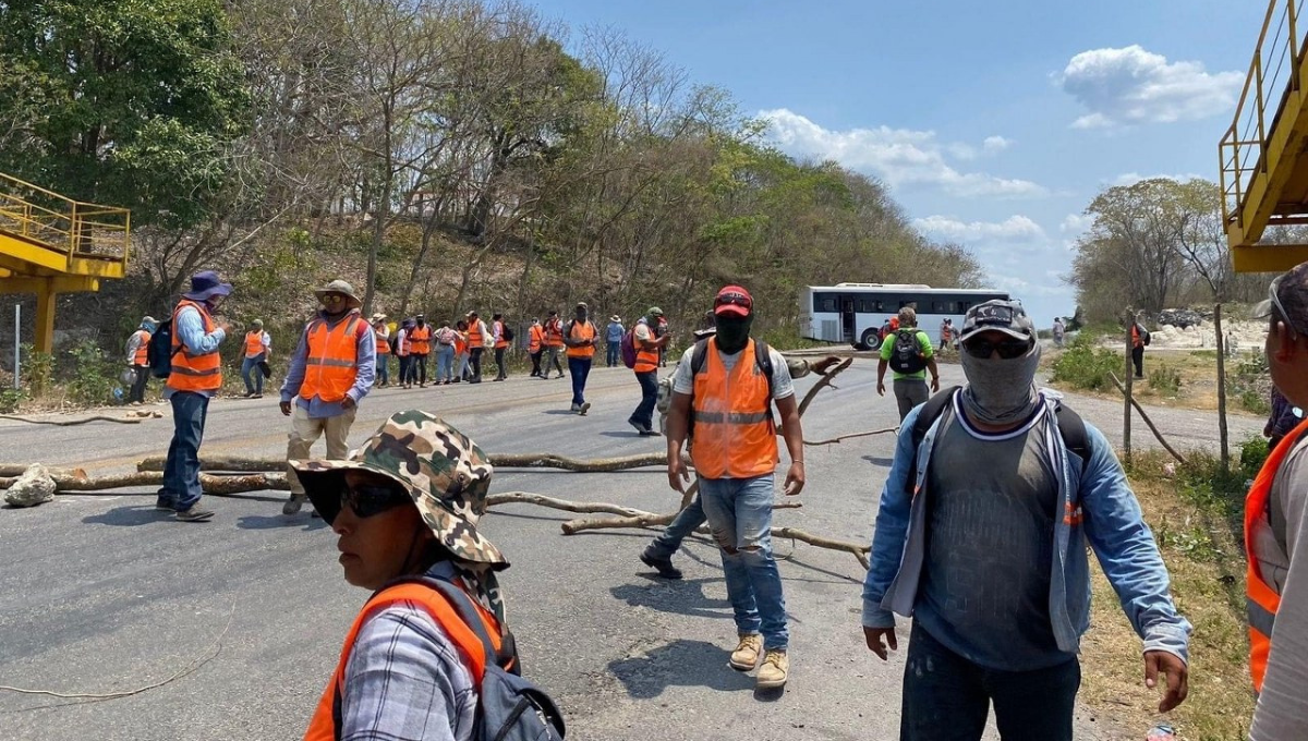 El reclamo se originó  porque los empleados trabajan fuera de su horario laboral sin recibir pago por las horas extras