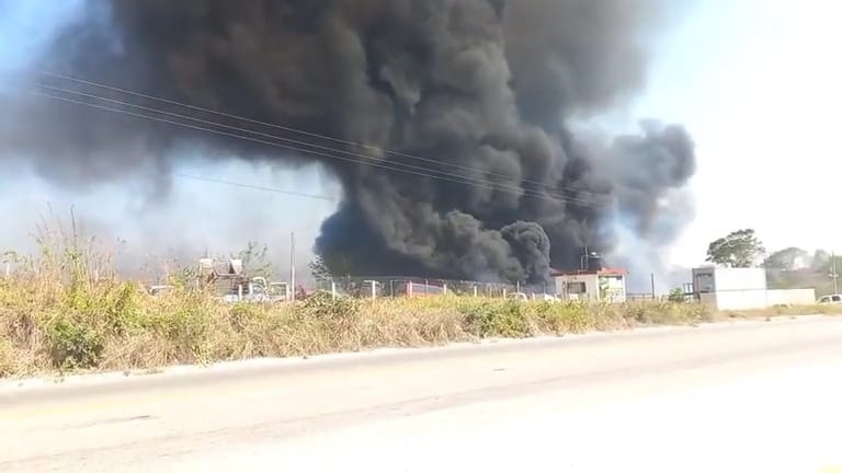 Bomberos y personal de Protección Civil necesitaron más de dos horas para extinguir las fuertes llamaradas