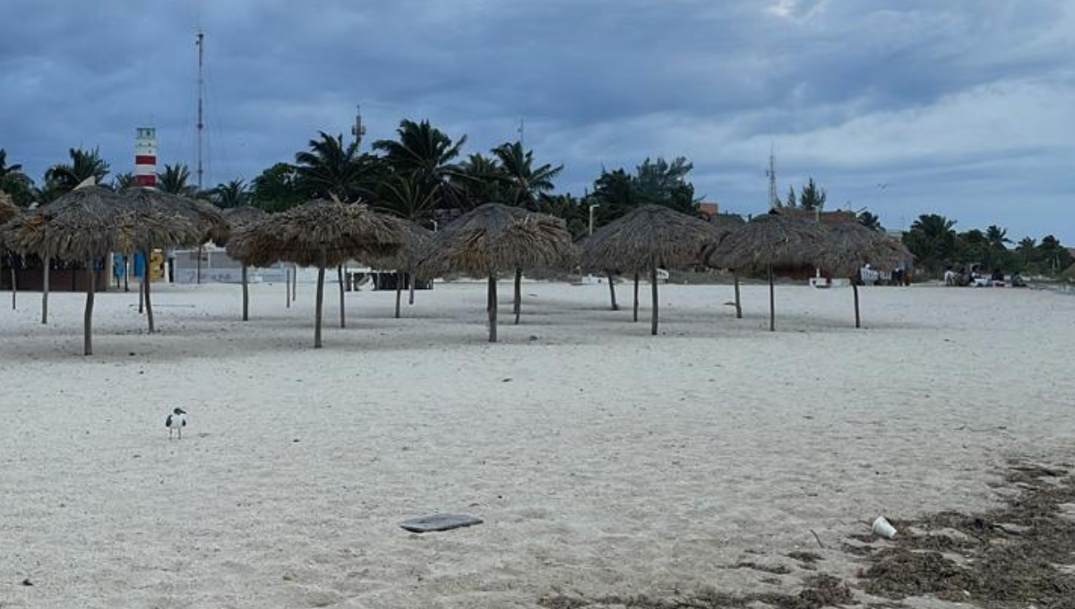 Turbonada azota al puerto de Sisal; turistas huyen espantados de las playas