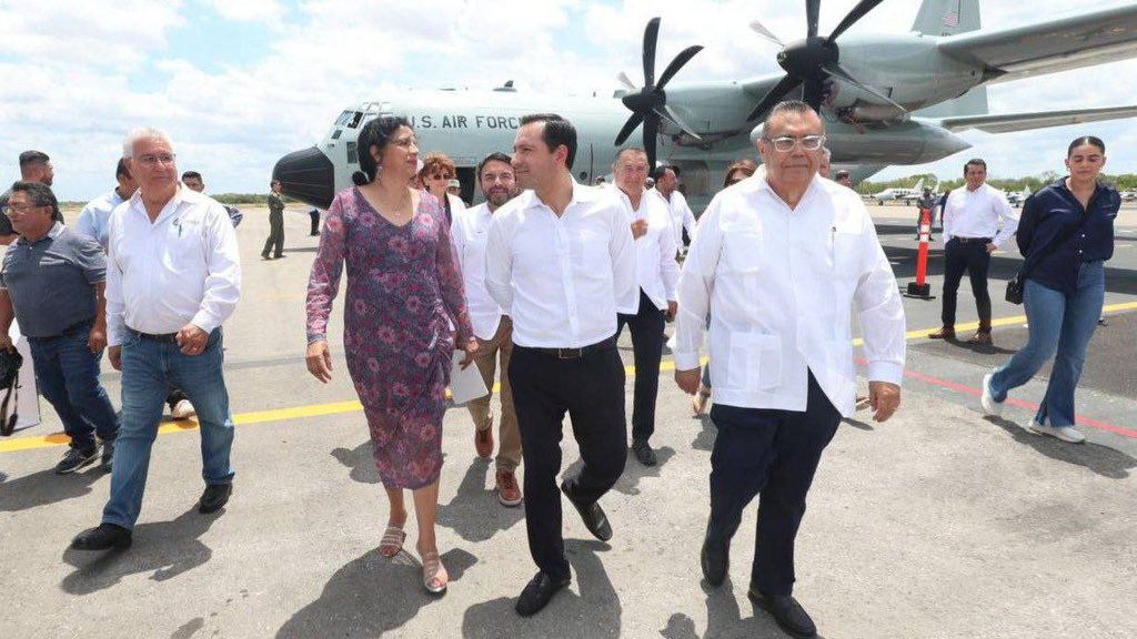 El gobernador Mauricio Vila visitó el avión cazahuracanes