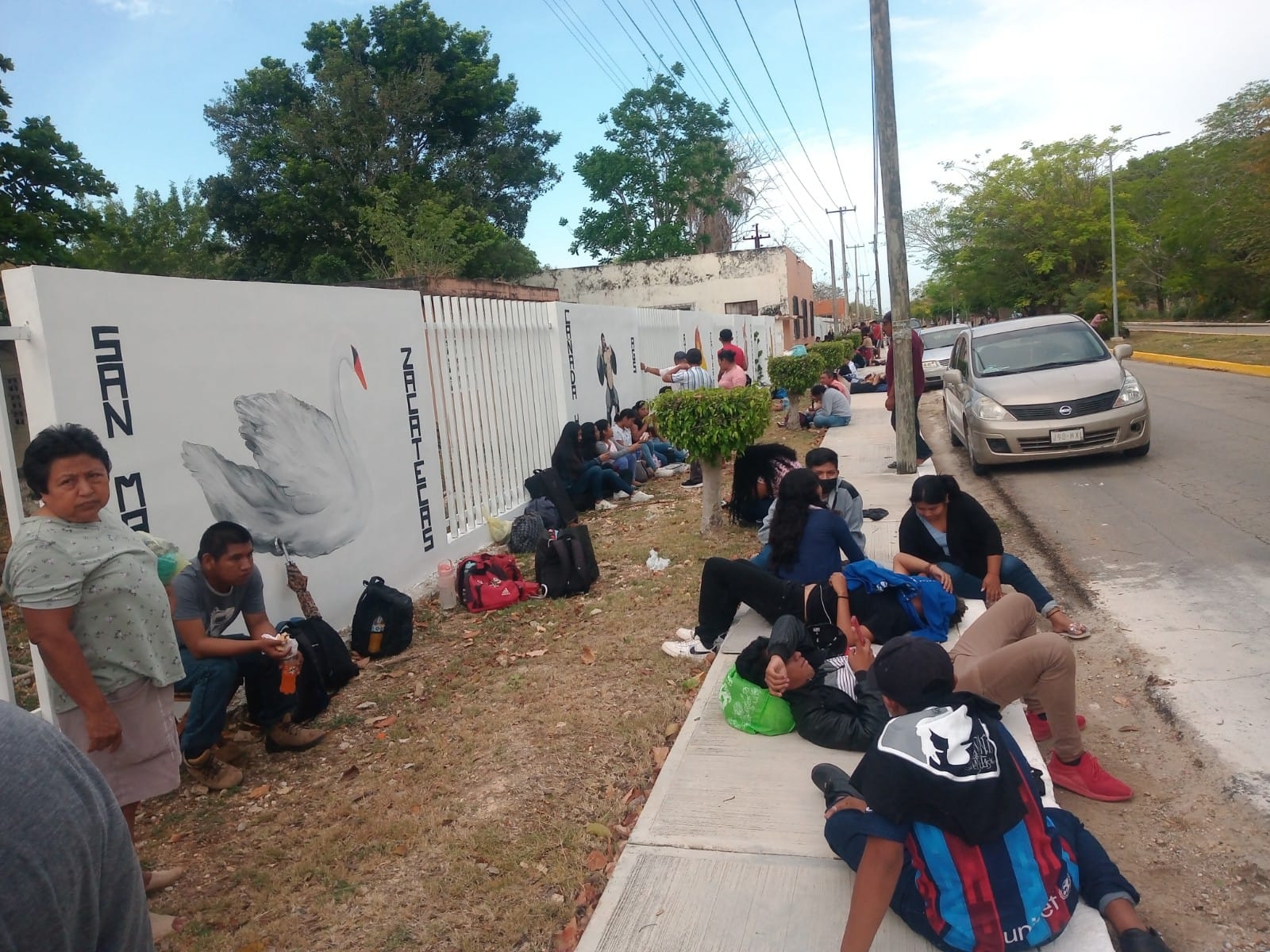 Aspirantes a maestros hacen fila por cuatro días en la Normal de Hecelchakán