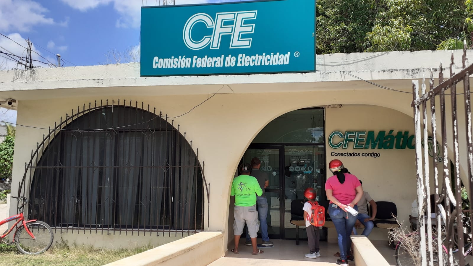 Trabajadores de la paraestatal llegaron a la comunidad para efectuar el cortar de la energía eléctrica a 50 familias