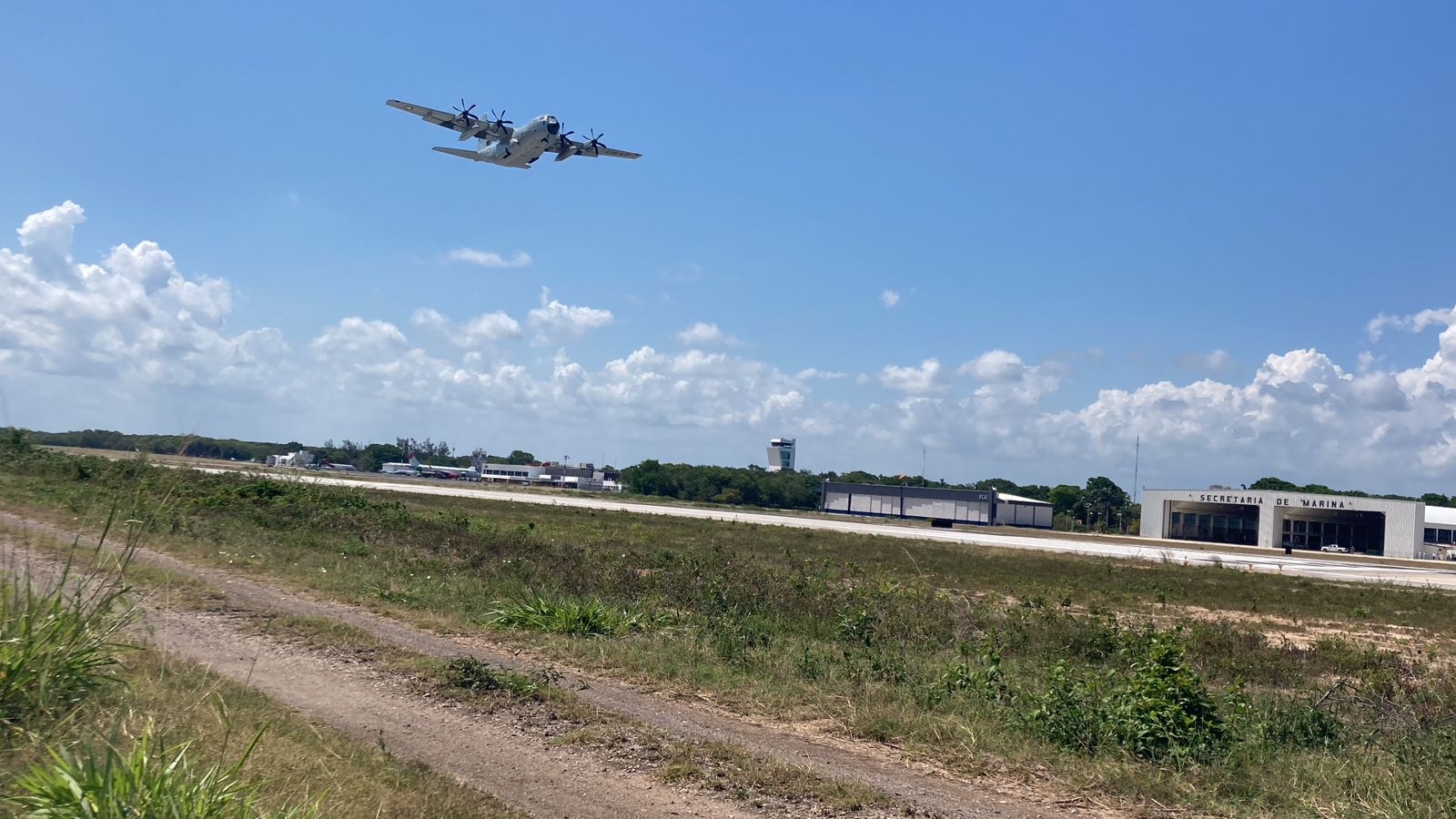 El cazahuracanes partió del aeropuerto de Chetumal a las 14:45 horas de este martes