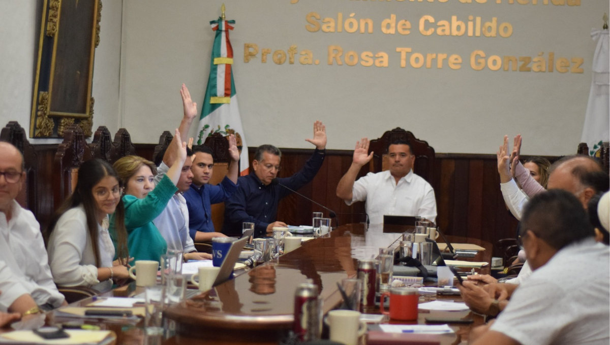 Renán Barrera entrega 79 mpd para pagar deuda del Comité del Carnaval de Mérida 2023