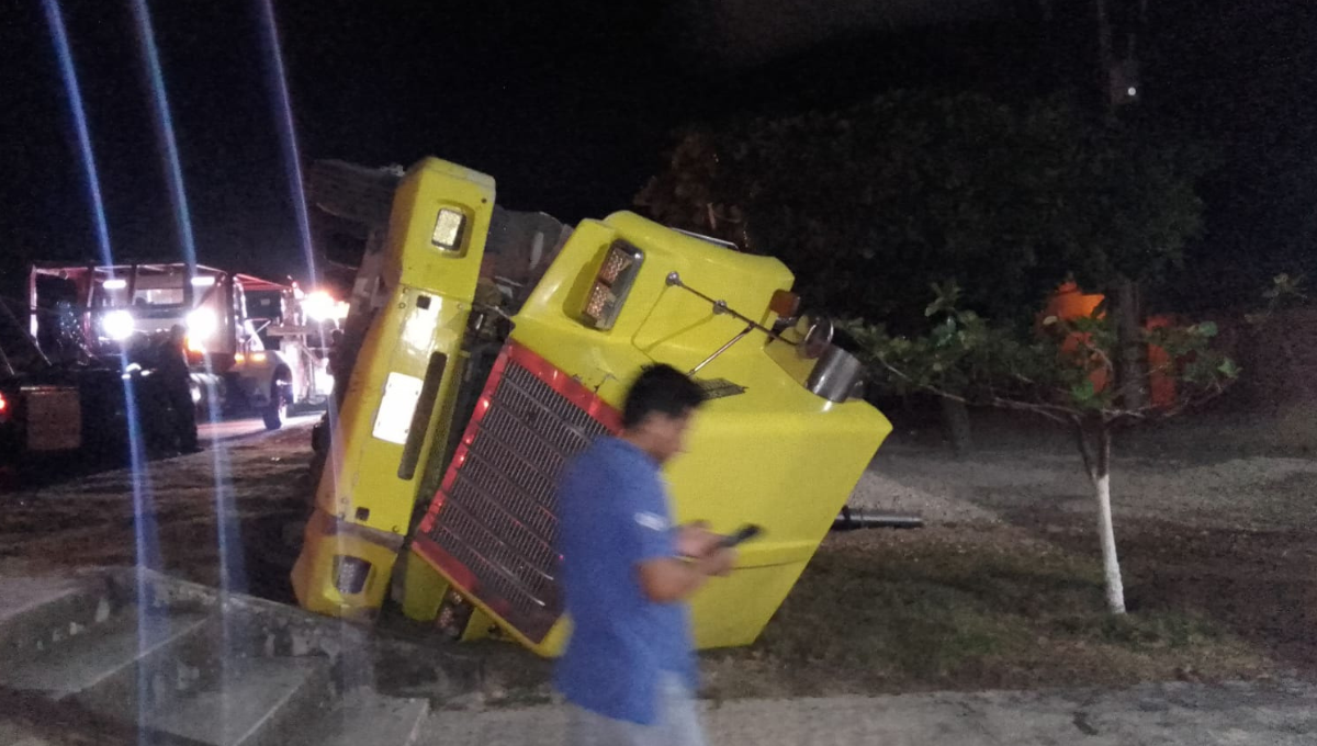 El tráiler bloqueó el tramo carretero más de una hora