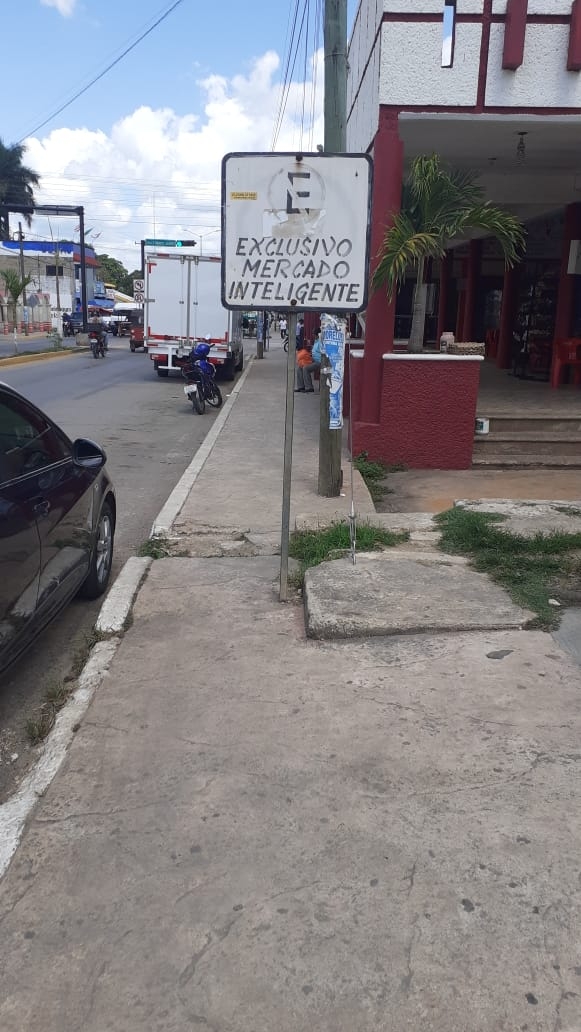 Según el ciudadano Crisanto Suárez Pech, invade todo lo ancho del embaquetado