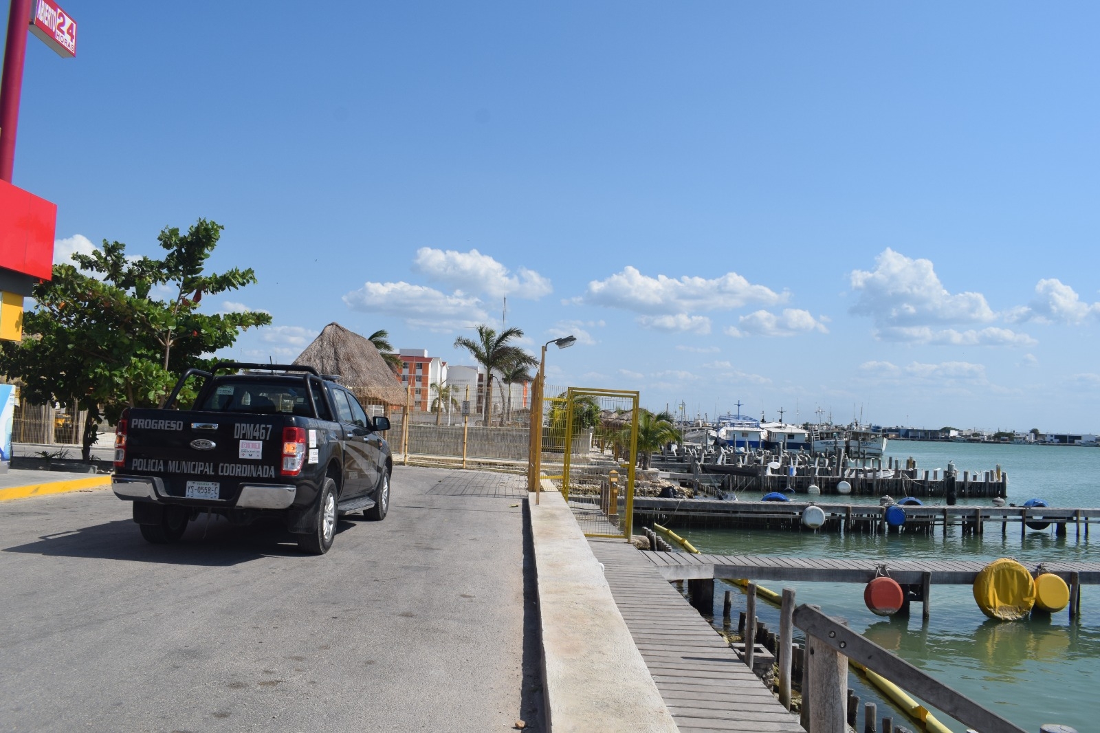 Reporte de dos hombres tirados en una gasolinera genera movilización en Progreso