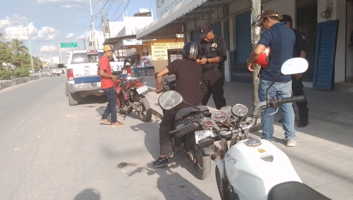 Taquero 'pierde' los frenos de su motocicleta y provoca choque en Escárcega