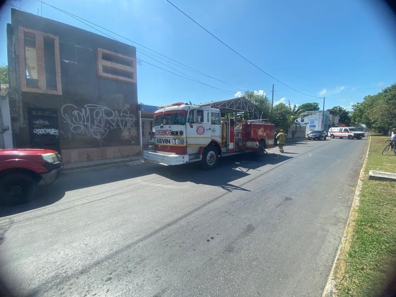 Incendio consume un edificio abandonado en Chetumal