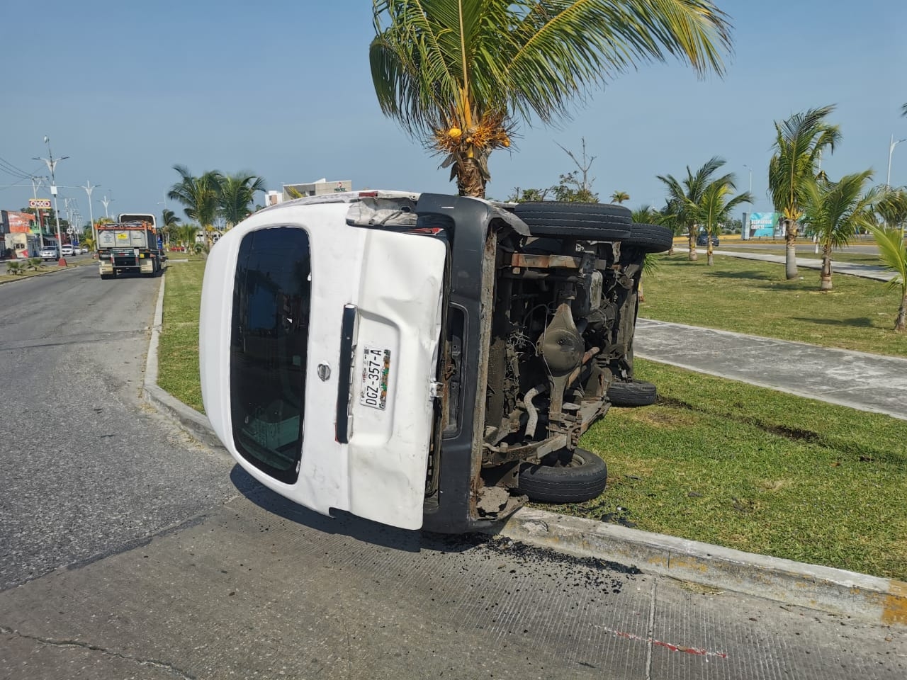 Familia de Tabasco causa volcadura de una combi en Ciudad del Carmen