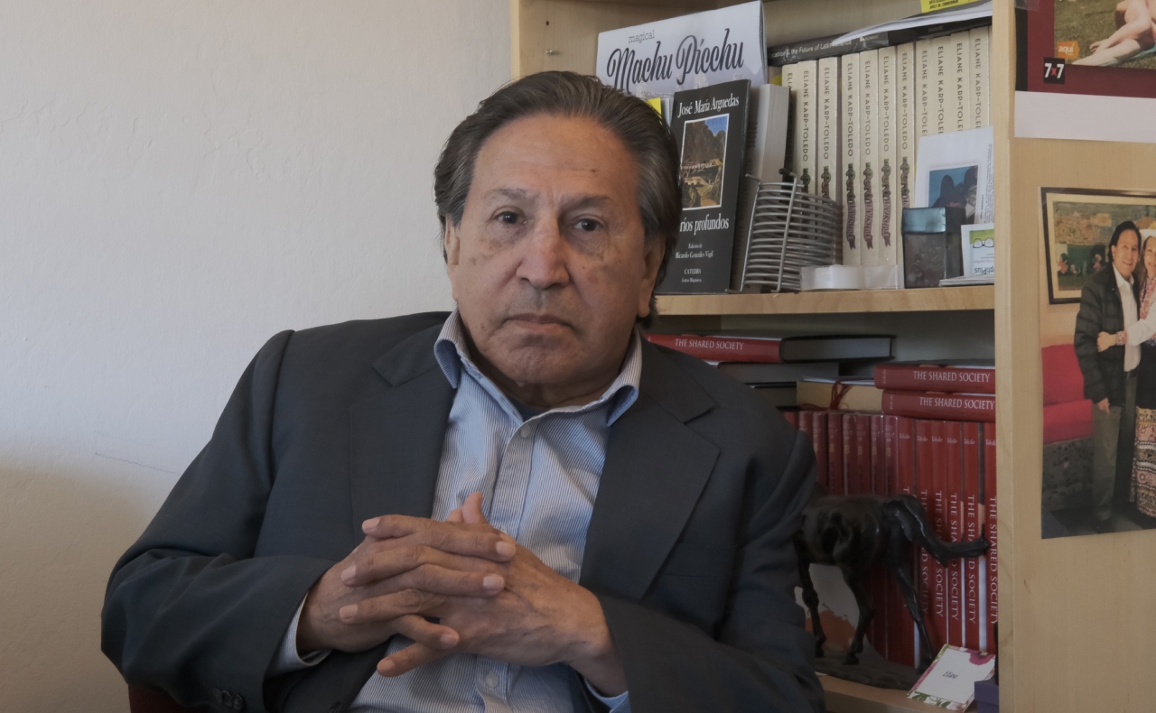 Alejandro Toledo se entrega en EU para ser extraditado a Perú