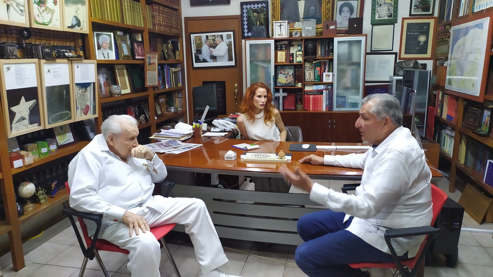 Como una charla entre grandes amigos de siempre, se dio el encuentro entre el político y don Mario Renato Menéndez y Alicia Menéndez