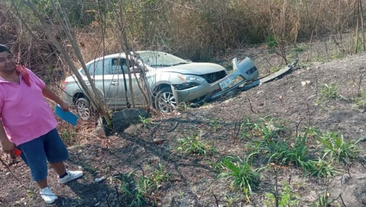 Conductor termina fuera de la vía Escárcega-Villahermosa tras estallarse dos neumáticos