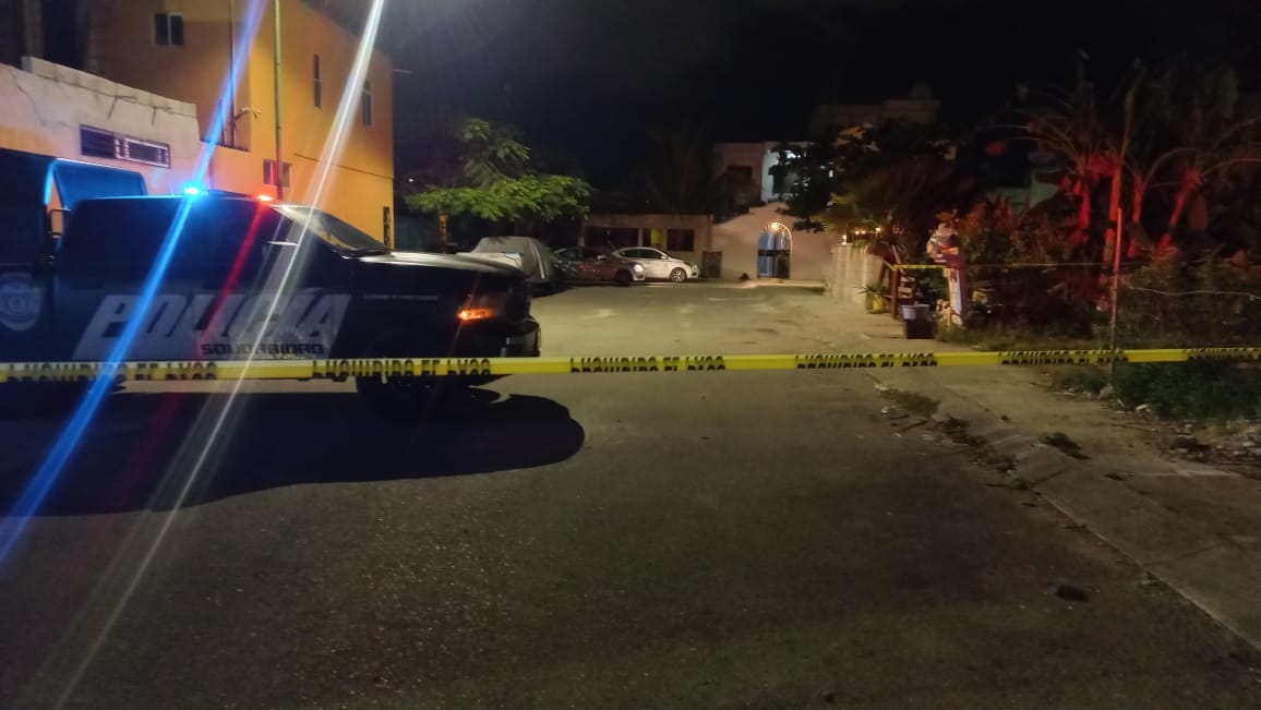 Niño juega con una granada en Playa del Carmen