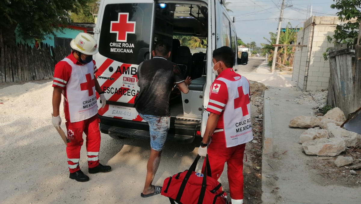 Motociclista ebrio termina dormido en el pavimento tras derrapar en Escárcega