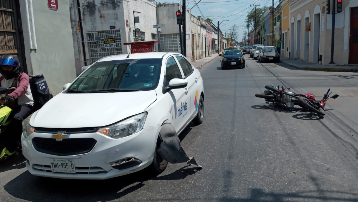 Testigos aseguran que el conductor del auto no respetó la luz roja del semáforo