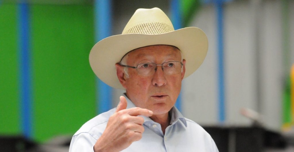 El embajador Ken Salazar anunció que suspenderá sus actividades sin especificar cuándo las retomaría.