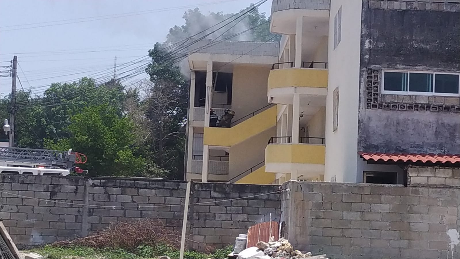 Bomberos se encuentran trabajando en el departamento de Mérida