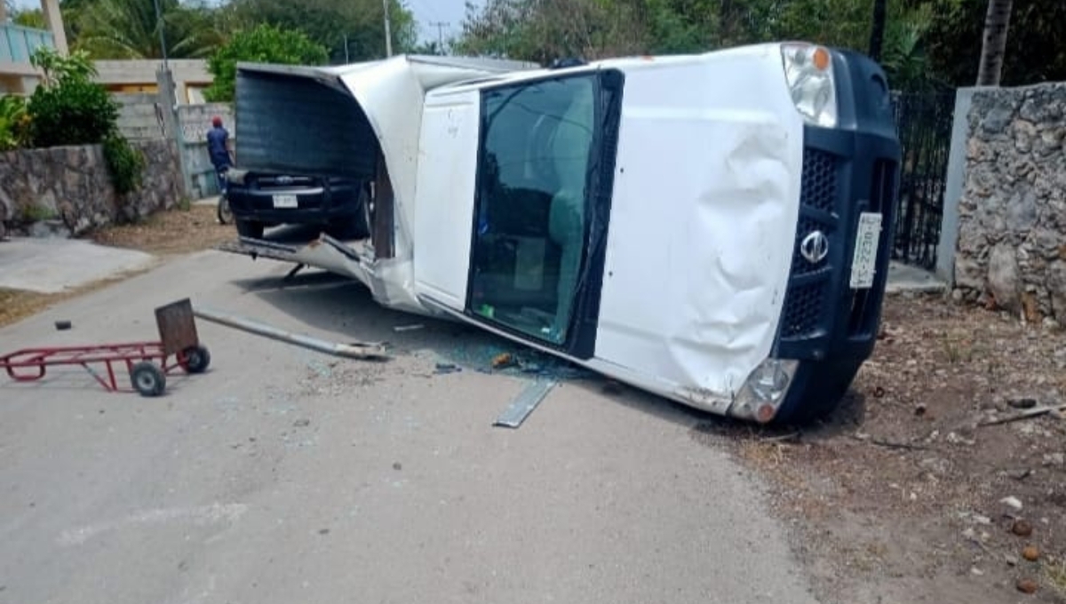 Conductor se pasa el alto y provoca volcadura de otra unidad en Izamal