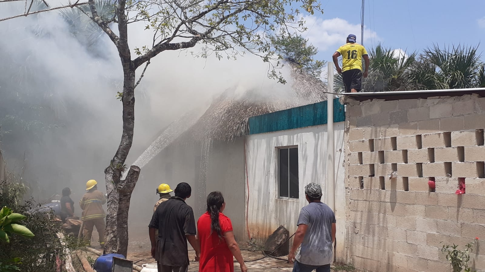 Obreros y bomberos sofocan incendio en José María Morelos