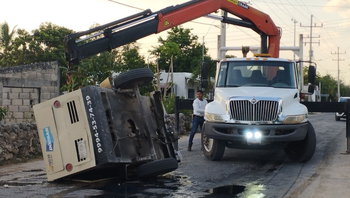 Tizimín: Se desprende planta de luz de una camioneta y derrama 200 litros de diésel