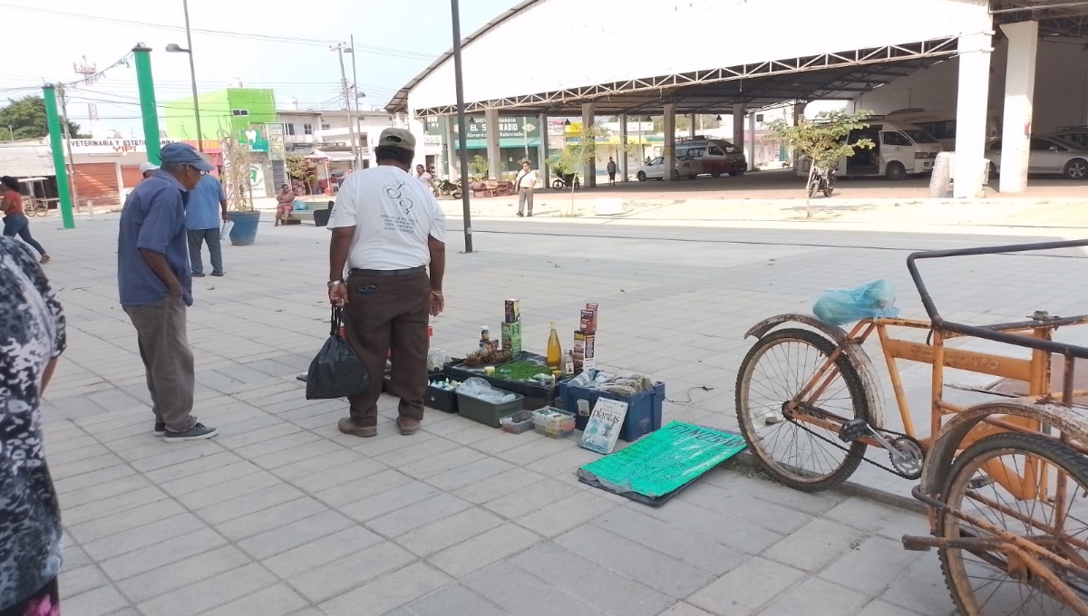 Loa vecinos afirmaron que los ambulantes se retiran del lugar público, pero dejan basura