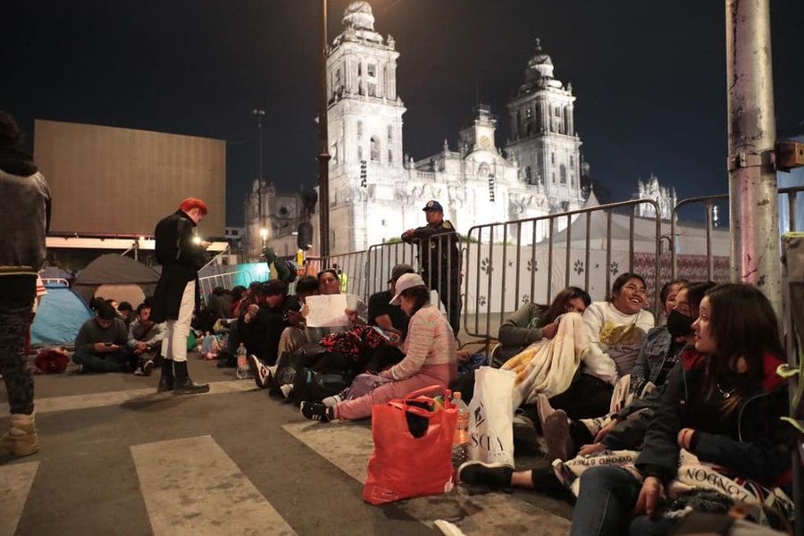 Fanes de Rosalía acampan en el Zócalo de la CDMX: FOTOS