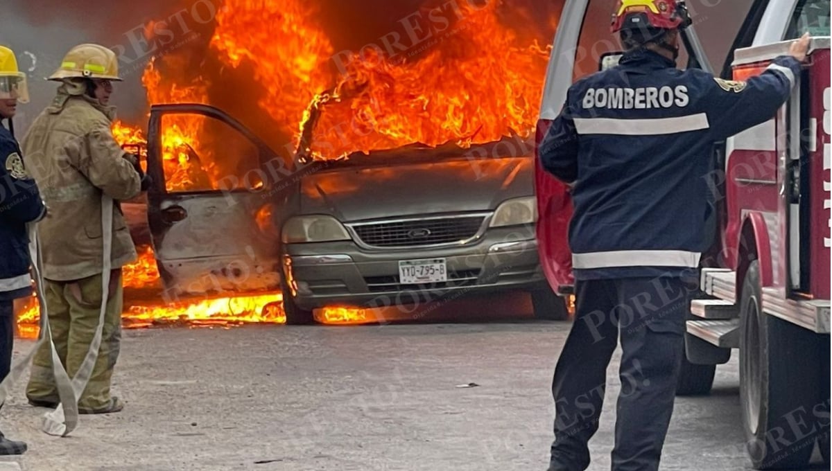 Al lugar llegaron elementos de bomberos para sofocar las llamas