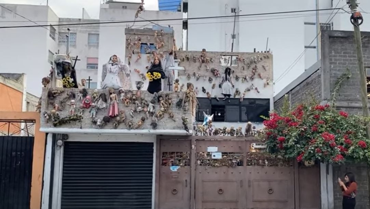 Esta casa se encuentra habitada por una señora, quien tiene cariño por las muñecas