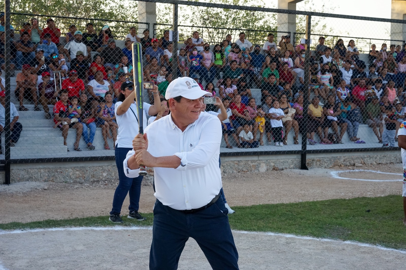 Joaquín Díaz Mena representa a AMLO en la inauguración de un campo en Izamal, Yucatán