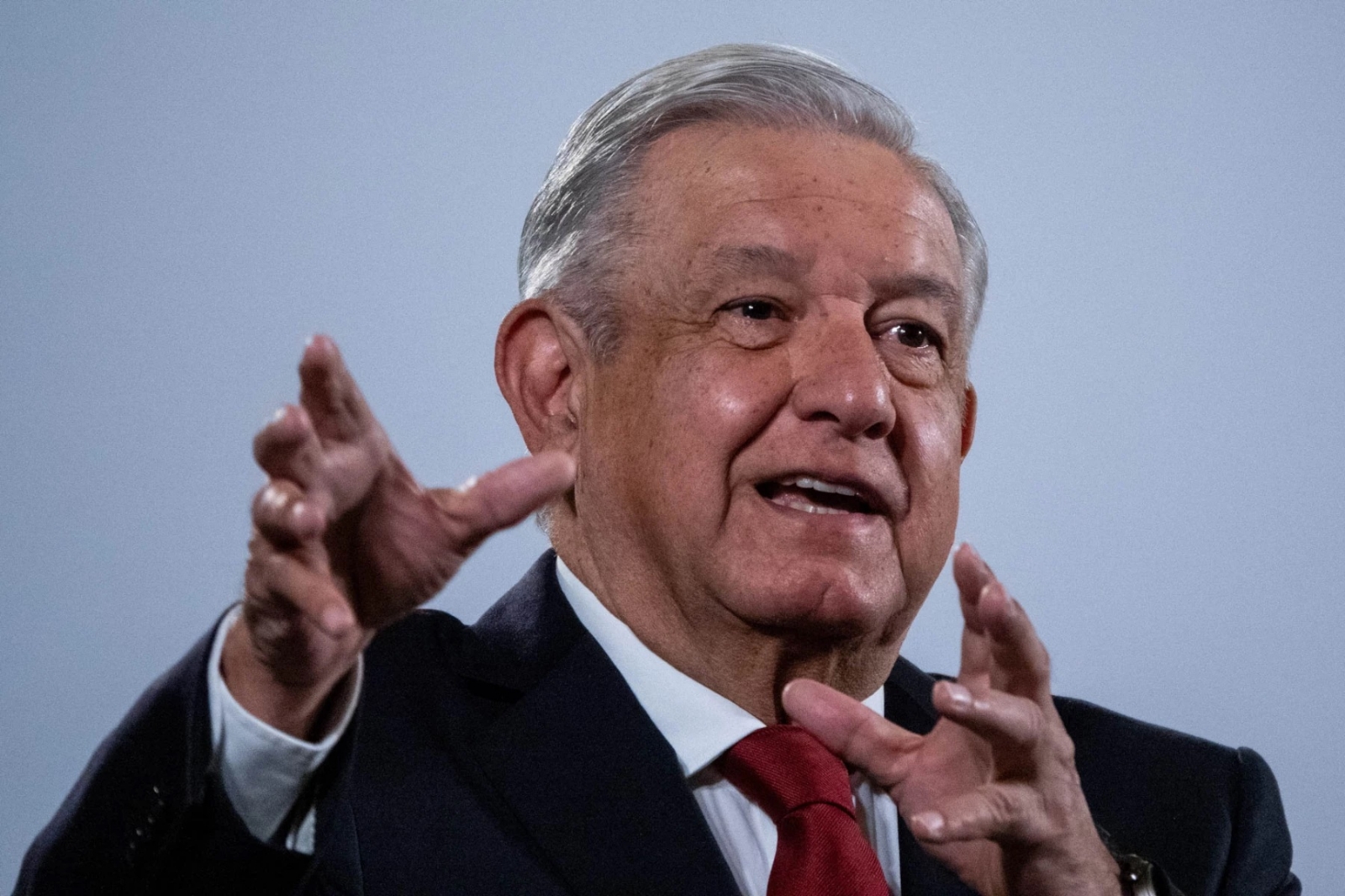 AMLO exhibe a Lorenzo Córdova tras su reincorporación como académico de la UNAM