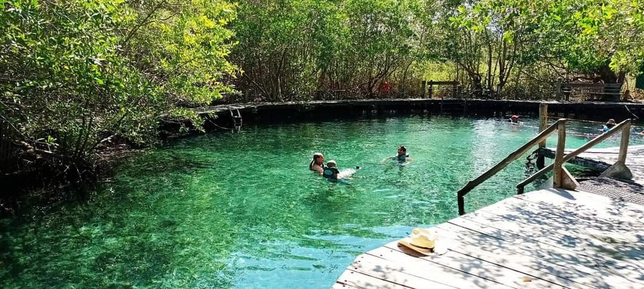 Los visitantes aseguran que al sumergirse en sus aguas rejuveneces 10 años