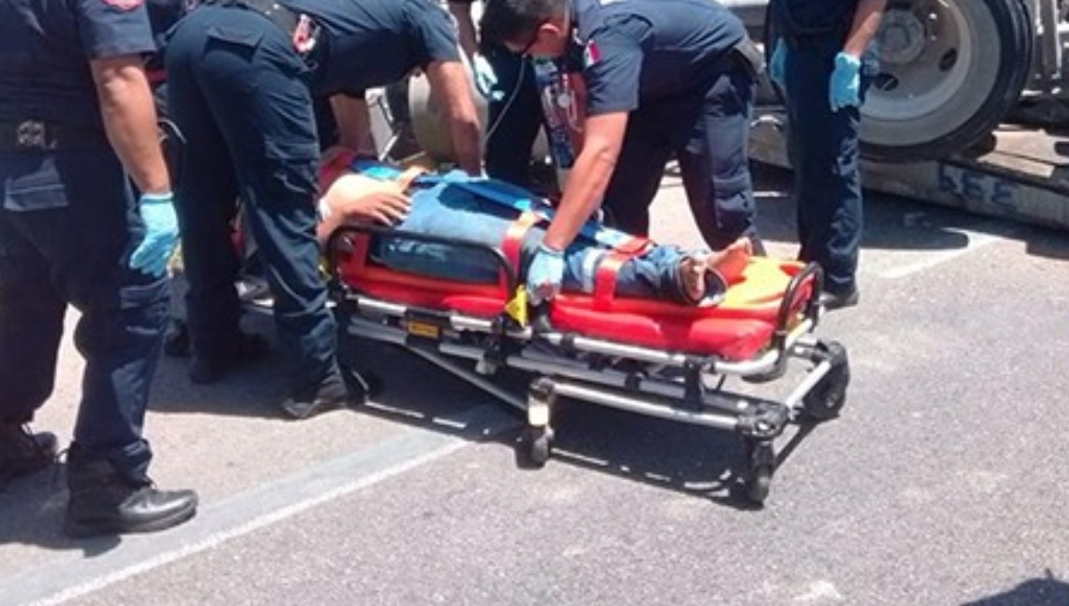 Trailero queda prensado en una volcadura en la carretera Mérida-Valladolid