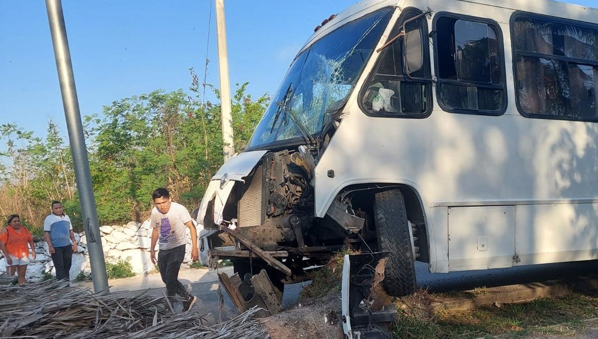 Conductor choca contra un camión por evitar un bache en Huhí