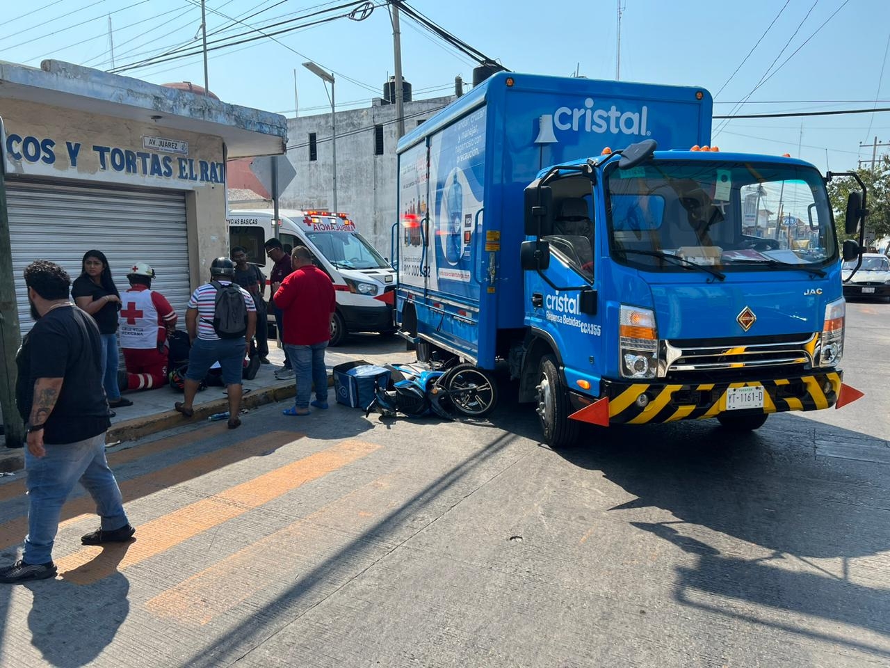 Paramédicos le dieron atención al motociclista de 26 años