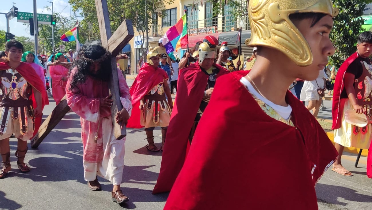 Feligreses de Playa del Carmen representan Viacrucis este Viernes Santo: EN VIVO