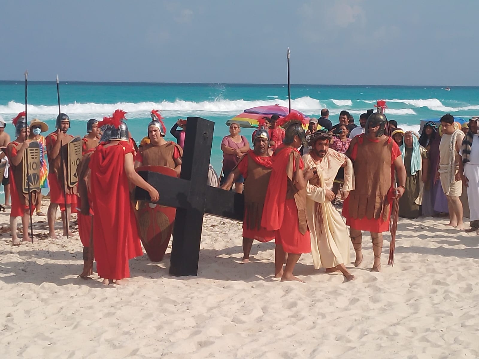 Este Viernes Santos turistas observan este Viacrucis realizado en la playa